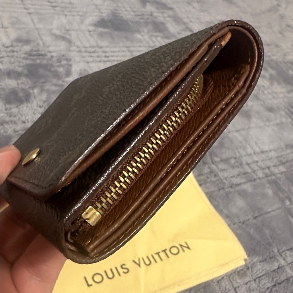 Louis Vuitton Monogram Medium Wallet - Picture 5 of 12